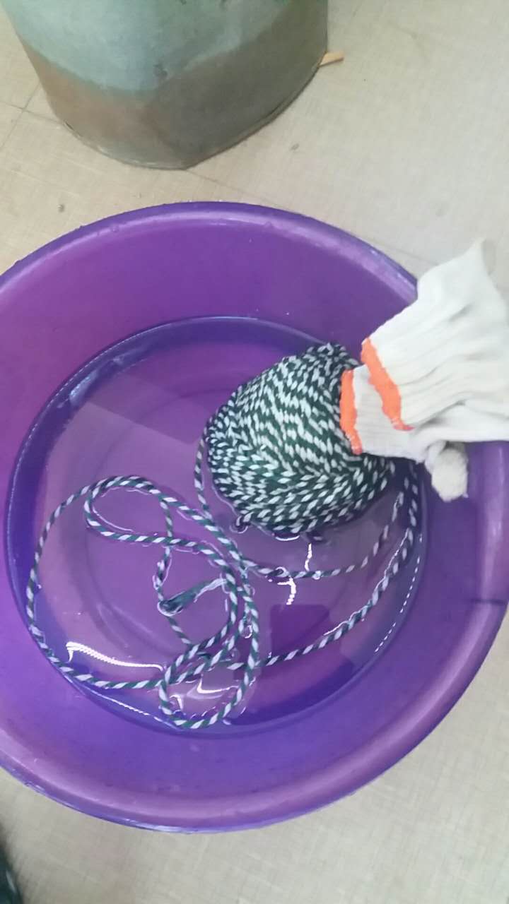 手被螃蟹夾住，如何使其快速松開。