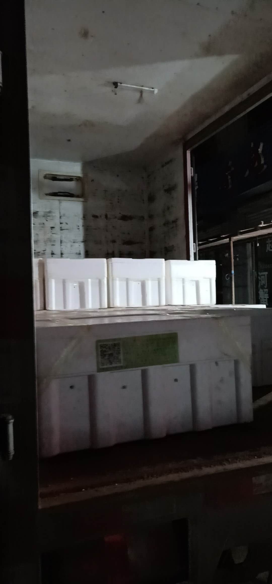 蟹苗包裝完整后發(fā)往新疆烏魯木齊機(jī)場(chǎng),與阿勒泰基地合作養(yǎng)殖