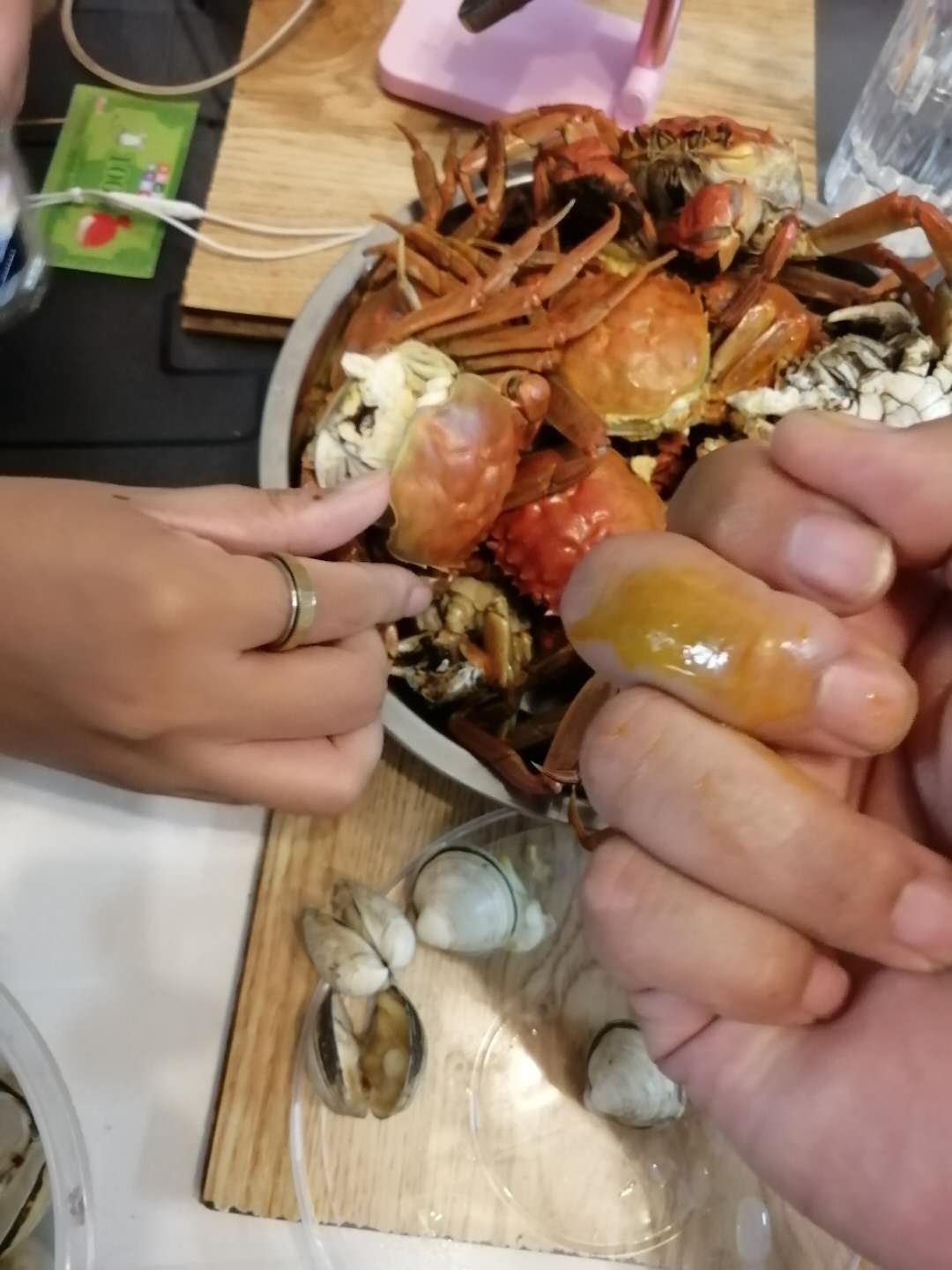 陰歷六月二力河蟹養(yǎng)殖基地特產(chǎn)盤錦六月黃蟹,因馬上脫殼,所以蟹體較軟