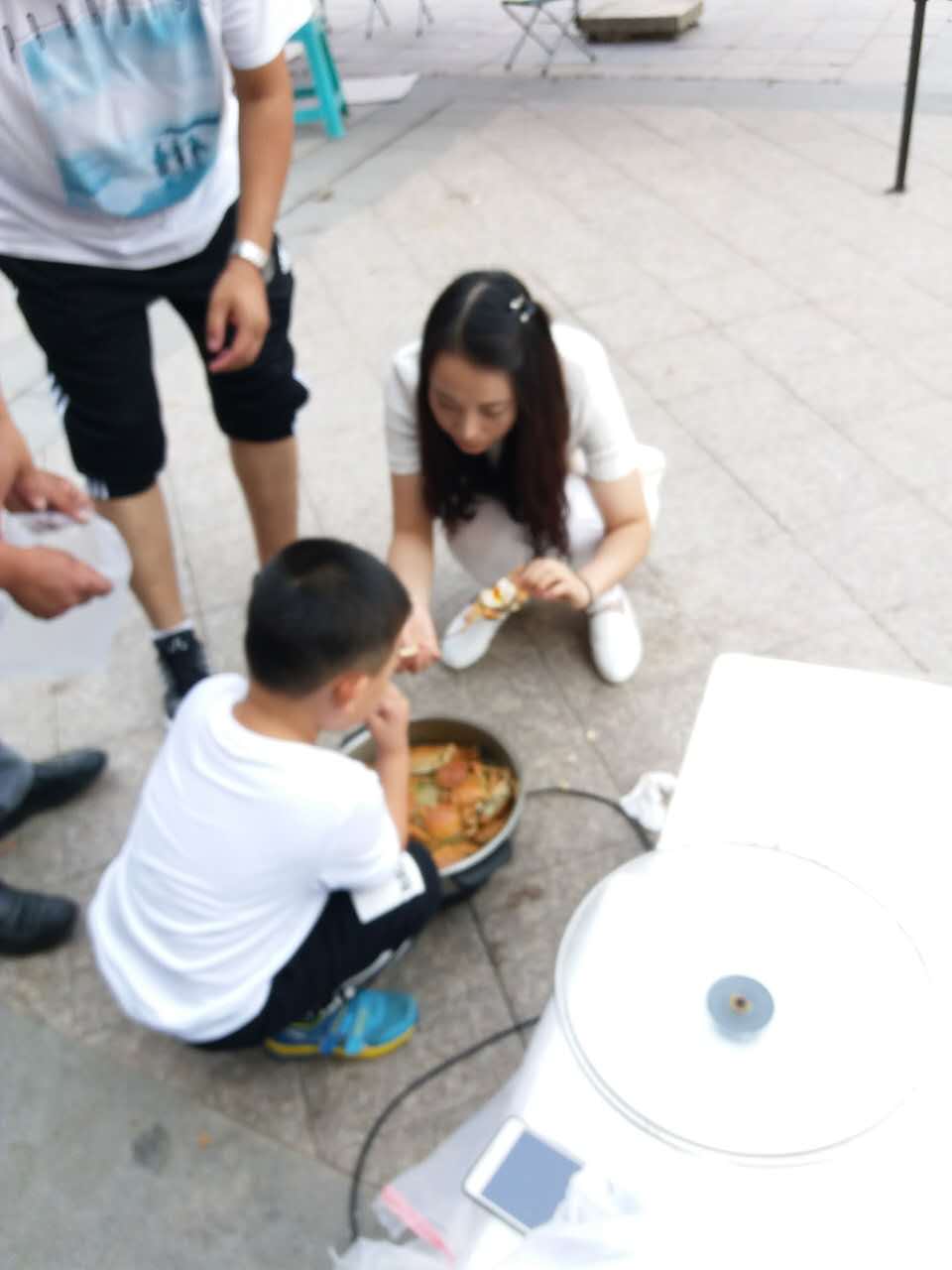 美女和孩子品蟹，不亦樂乎