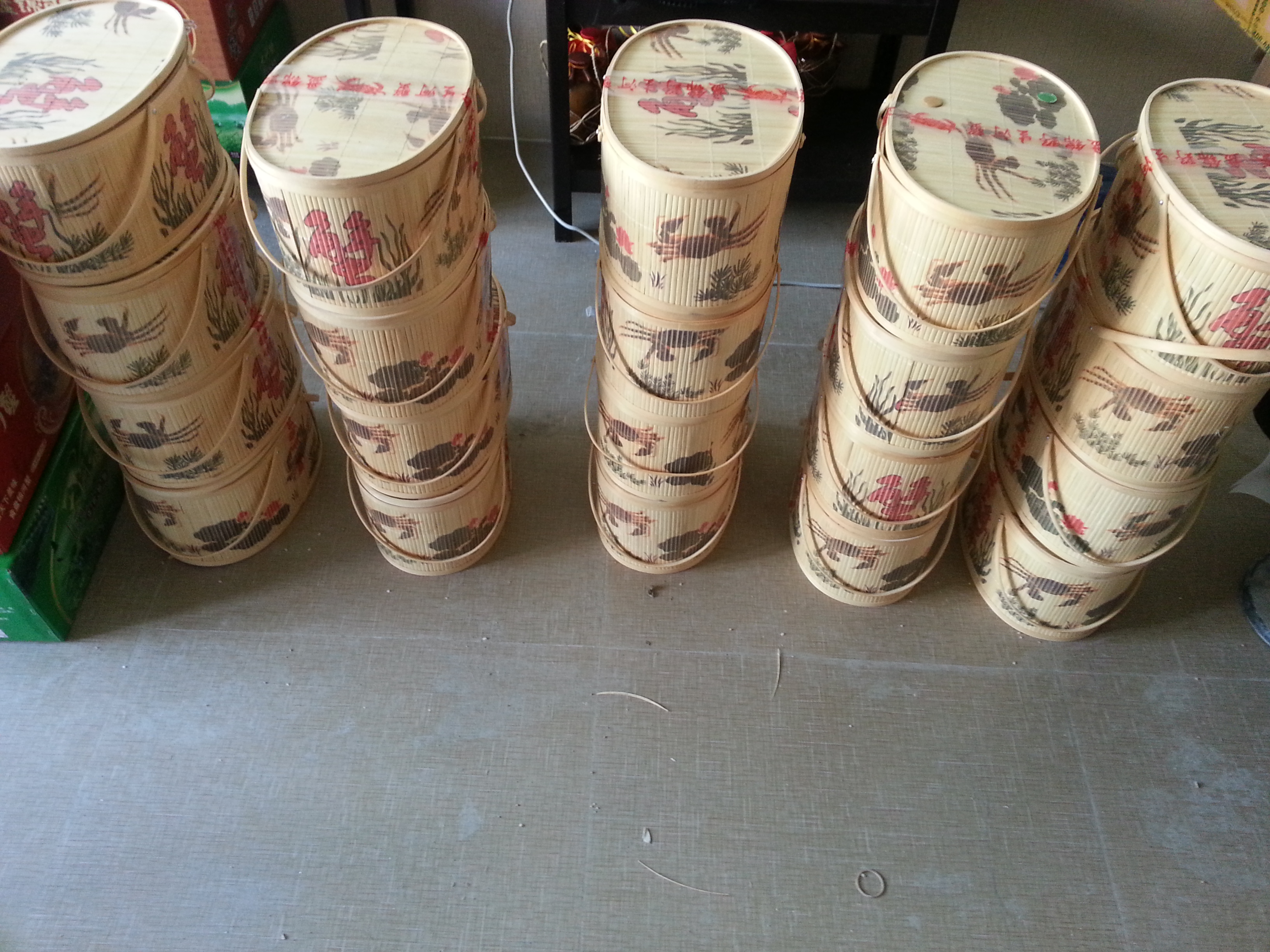 竹籃裝二力牌盤錦河蟹