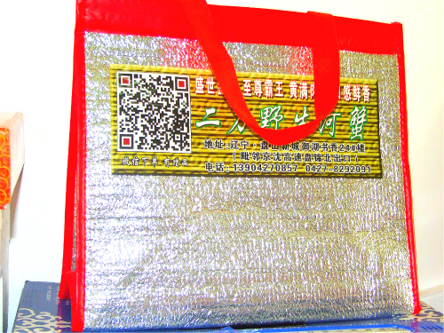 為保證冬季盤錦河蟹安全抵達(dá)餐桌，二力河蟹特備低溫保溫袋。