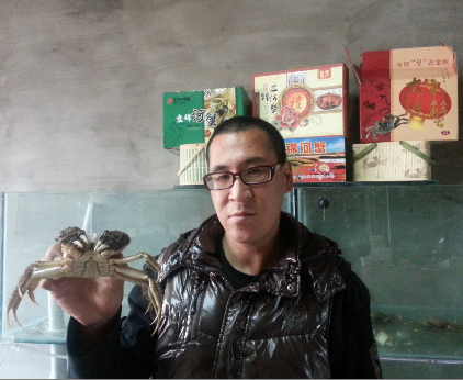 王樹波與他養(yǎng)殖的盤錦河蟹